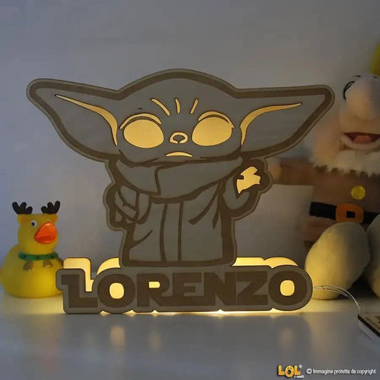 Lampada in legno a led Personalizzabile con Nome Baby Yoda (Star Wars Tribute)