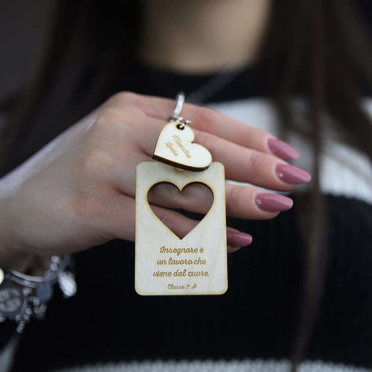 Portachiavi in legno con cuore e dedica personalizzata. Idea regalo maestra fine anno